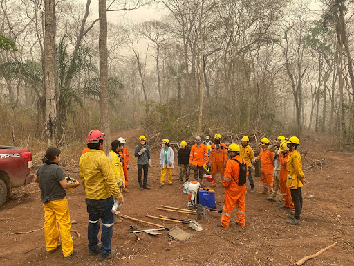 Photo Courtesy of Brigada 1957 UJC, Brigada volunteer firefighters receiving instructions before putting out the fires. 